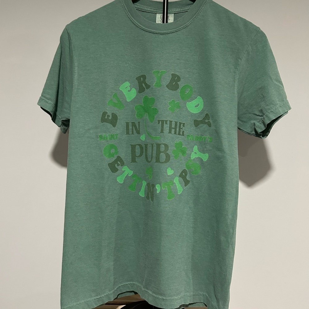 NEW Everybody in the Pub Getting Tipsy - Saint Paddy’s Green Graphic Tee